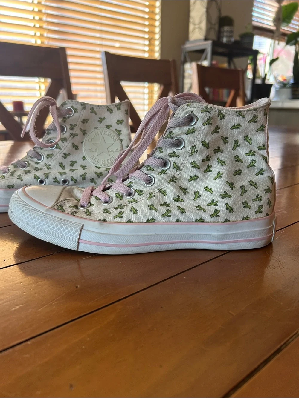 Converse Chuck Taylor All Star High Top Sneakers – White Cactus Print – Size 7 - Picture 2 of 5